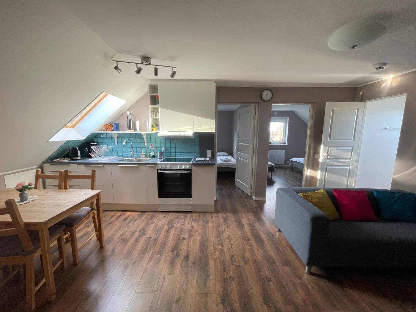 Kök och vardagsrum under snedtak efter renovering