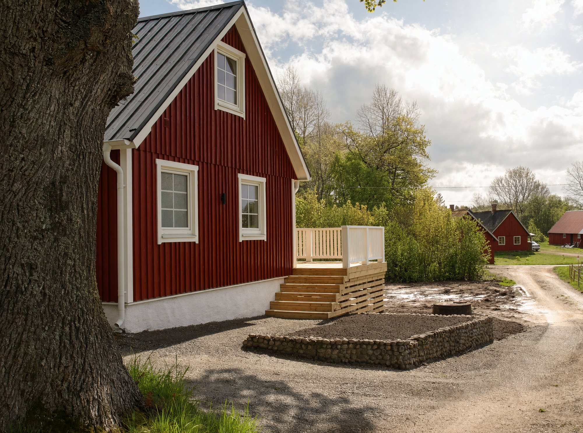 Husgavel med nybyggd trätrappa och stenmur